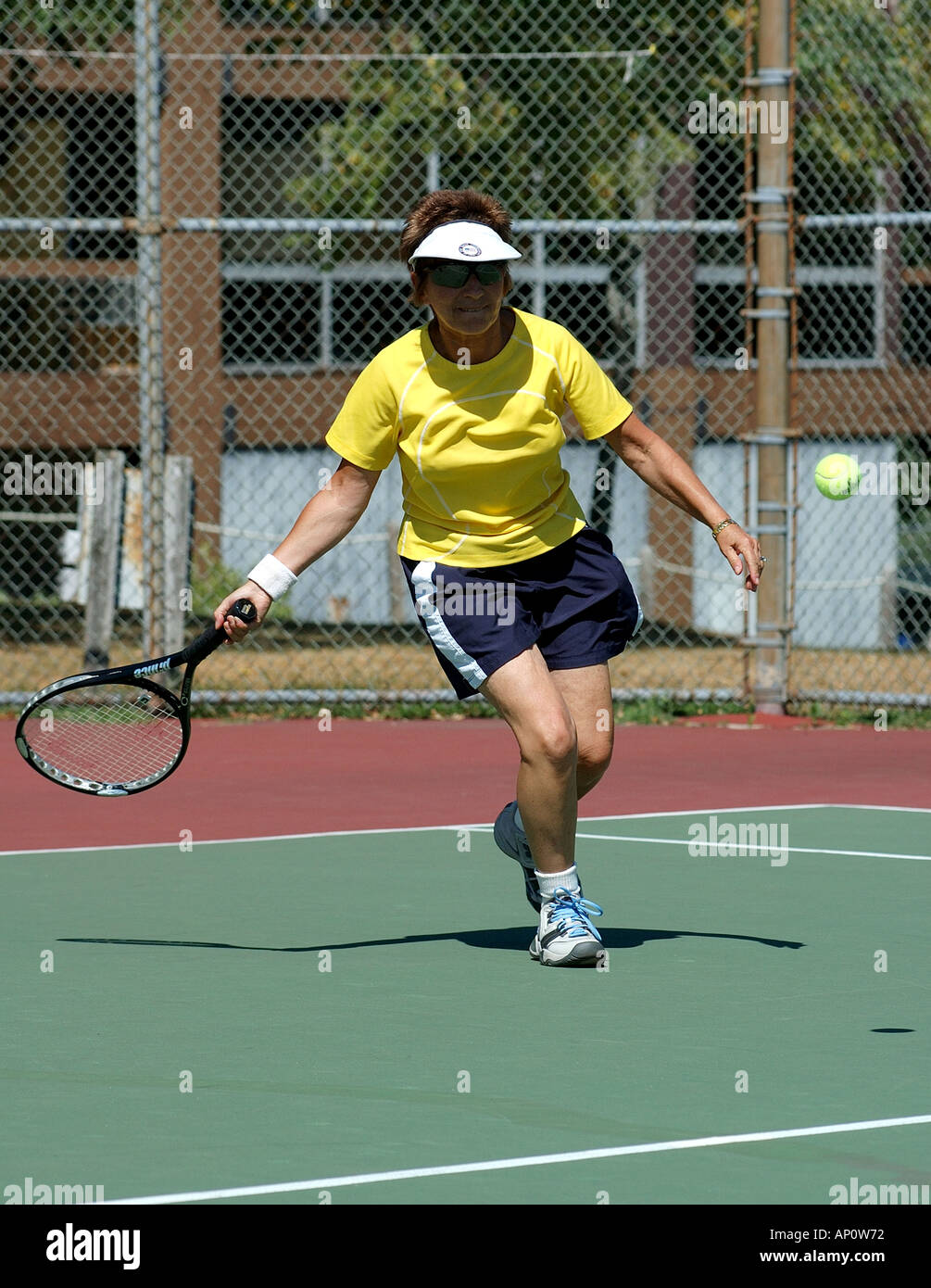 Donna matura gioca tennis Foto Stock