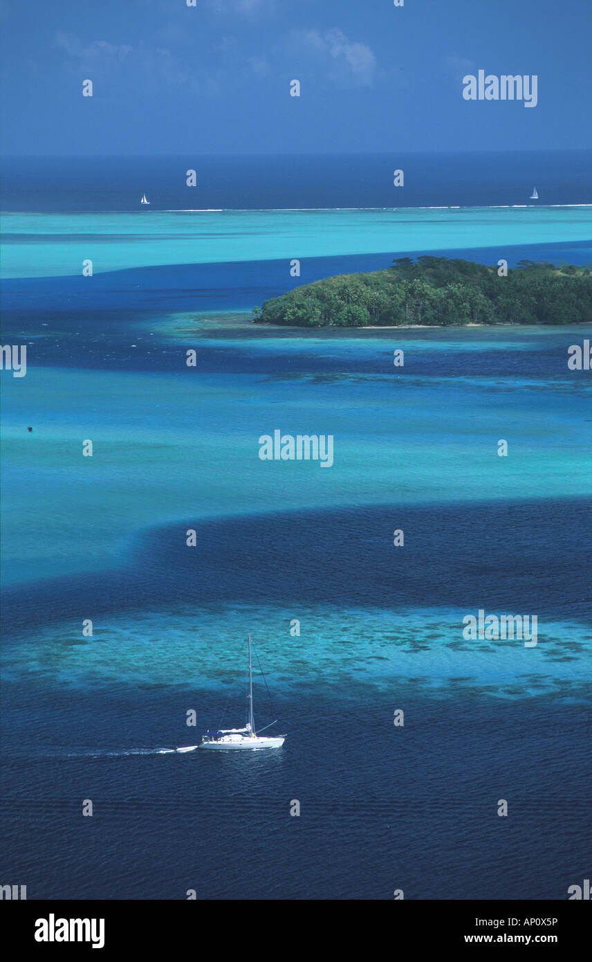 Imbarcazione a vela in una laguna, Motu Toopua, Bora-Bora, Polinesia Francese Foto Stock