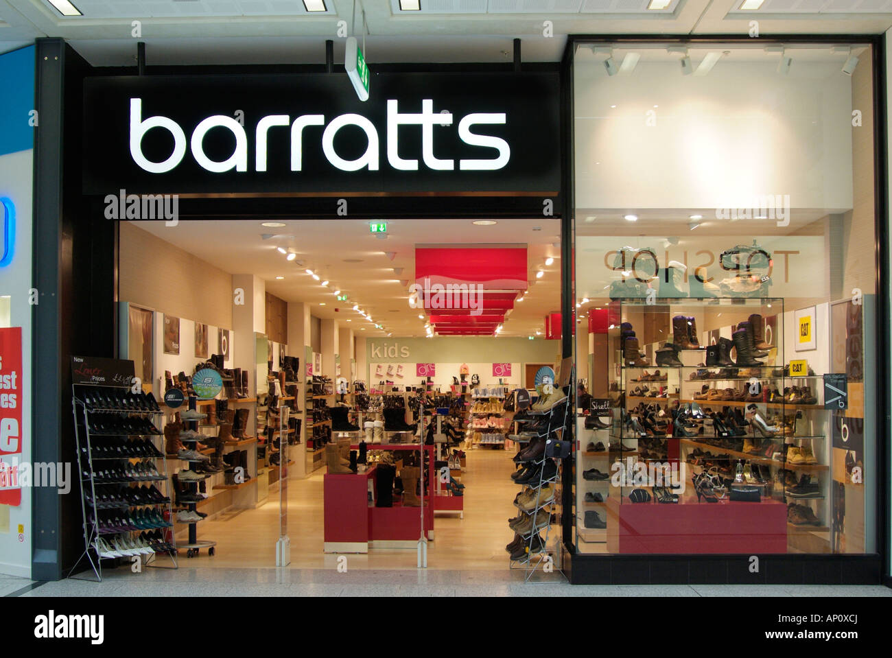 Barratts scarpa boot calzature uomo uomini gent maschio donne ragazza signora signore ragazzo femmina bambino moderno ed alla moda vendita Trafford Centre Manches Foto Stock