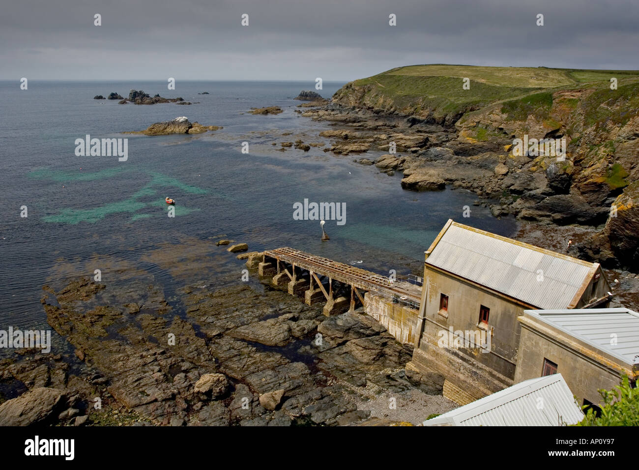 Scialuppa di salvataggio in disuso stazione presso Lizard Point Cornwall Inghilterra Foto Stock