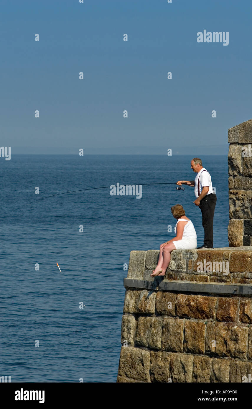 Un paio di pesce dalla parete del porto a Mullion Cove Cornwall Inghilterra Foto Stock