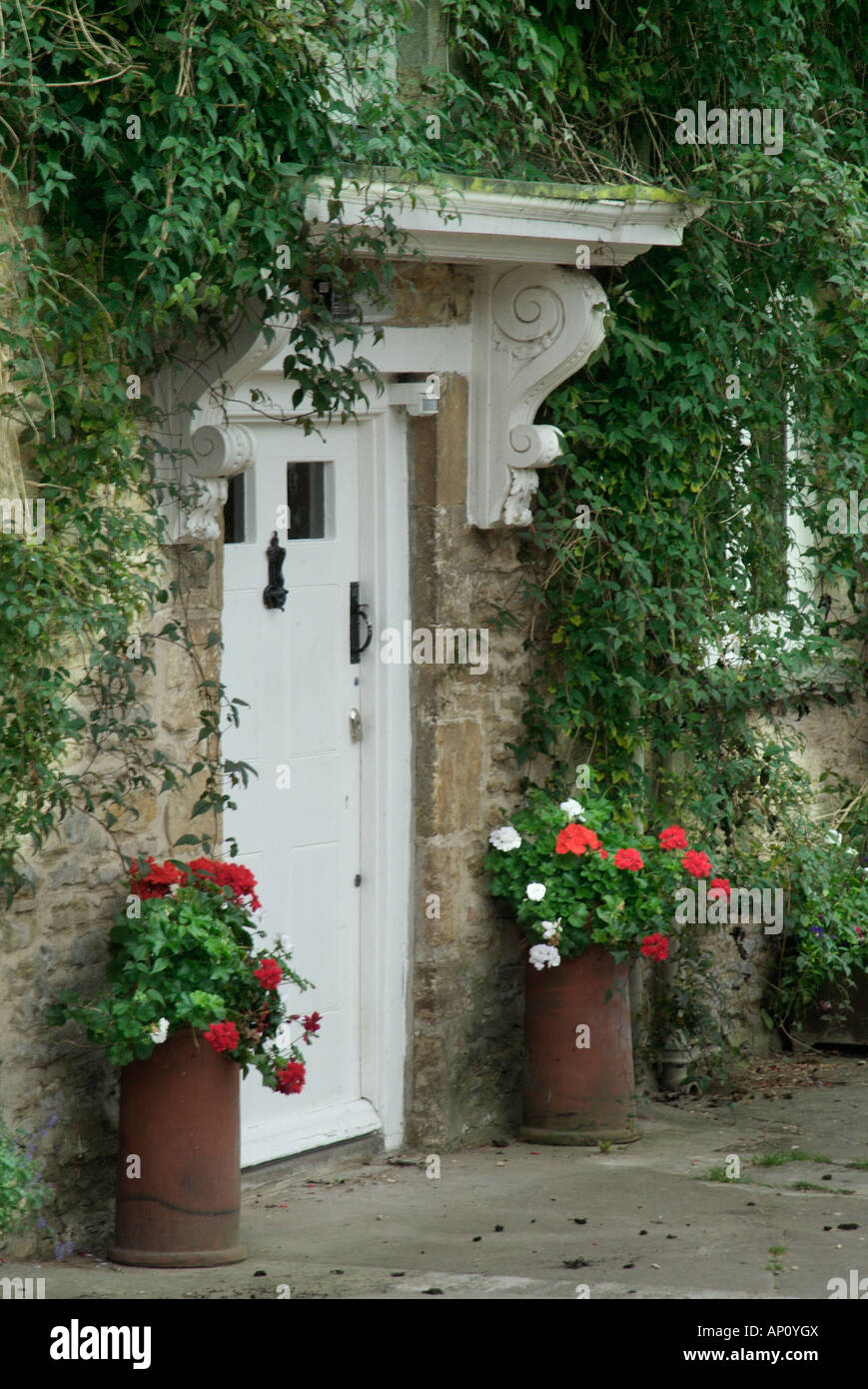 Villaggio buscot casa a tre piani di edera glicine tetto in pietra paese rurale campagna lato hotel Regno Unito Regno Unito England Inglese Foto Stock