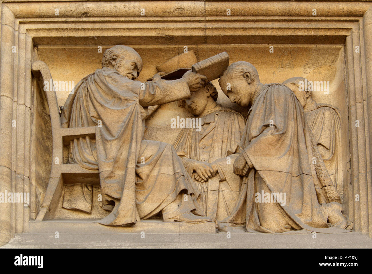 Oxford Board of Examiners esame mortaio test verifica sit imparato la tabella a bassorilievo in pietra scultura abito cappuccio la matricola tutor ex Foto Stock