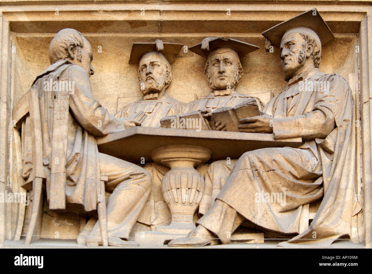 Oxford Board of Examiners esame mortaio test verifica sit imparato la tabella a bassorilievo in pietra scultura abito cappuccio la matricola tutor ex Foto Stock