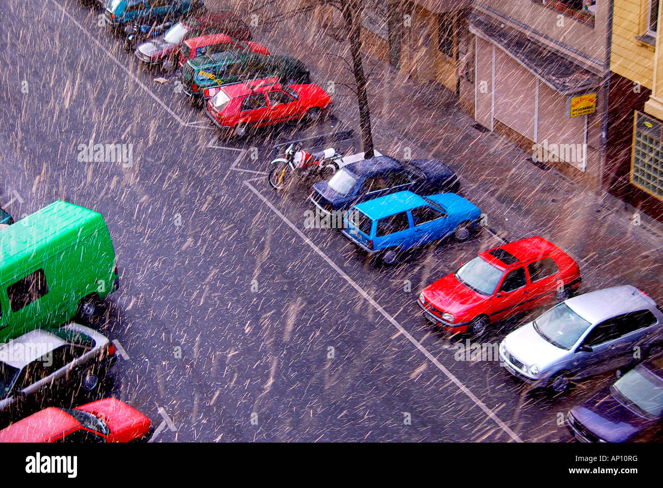 Nevicata a Berlino con automobili parcheggiate, Neukoelln, Berlino, Germania Foto Stock