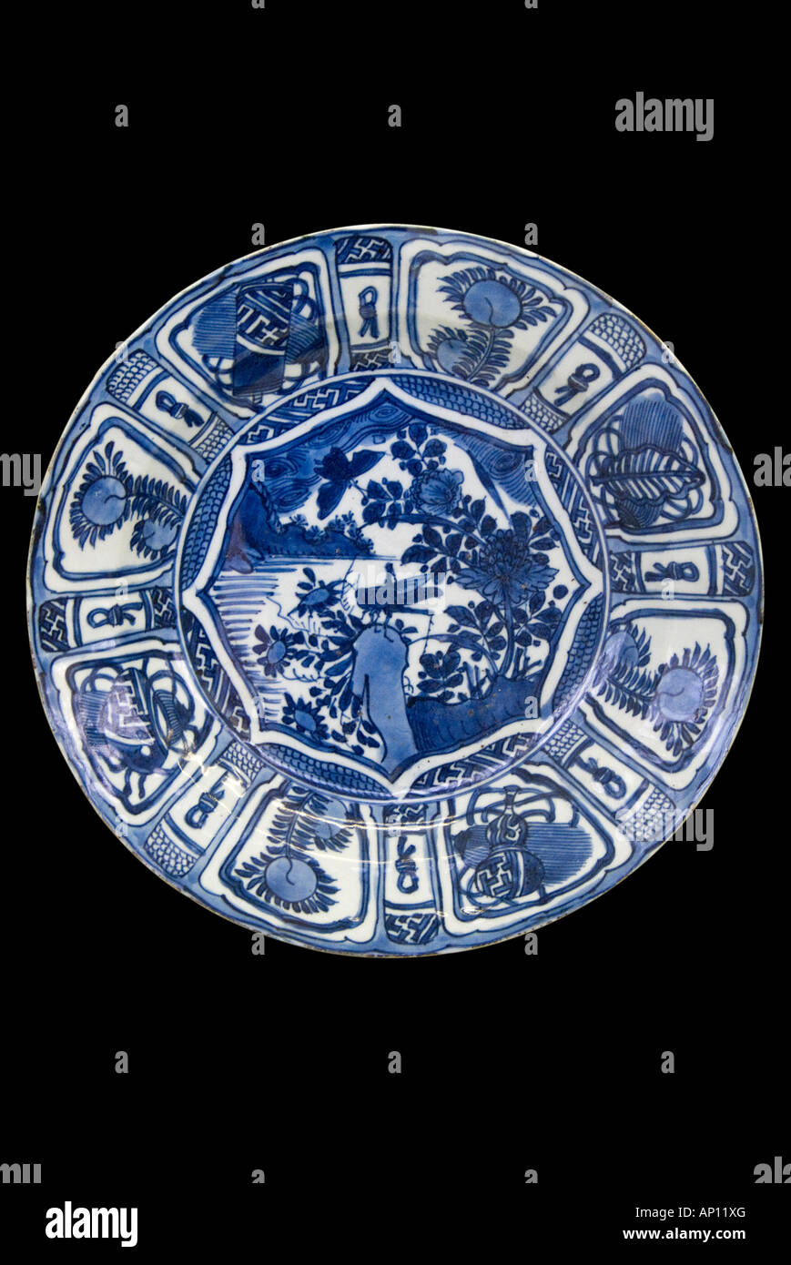 Dinastia Qing underglazed porcellana blu piastra ceramica cinese pinyin Qīng cháo Wade-Giles Ch'ing ch'ao mancesi Daicing gurun Mon Foto Stock