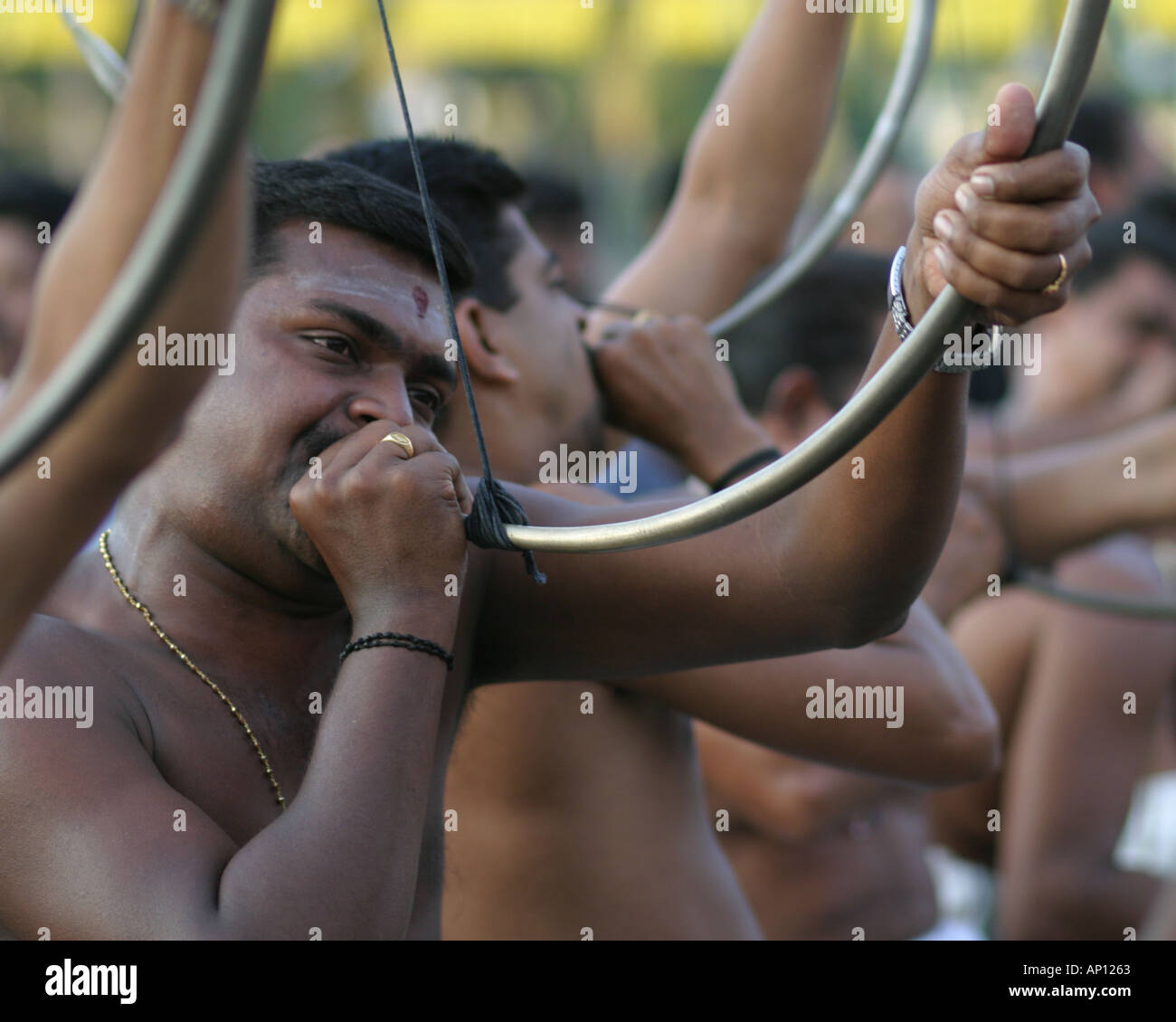 Gli uomini di eseguire chenda melam la musica tipica di un festival del Kerala Foto Stock