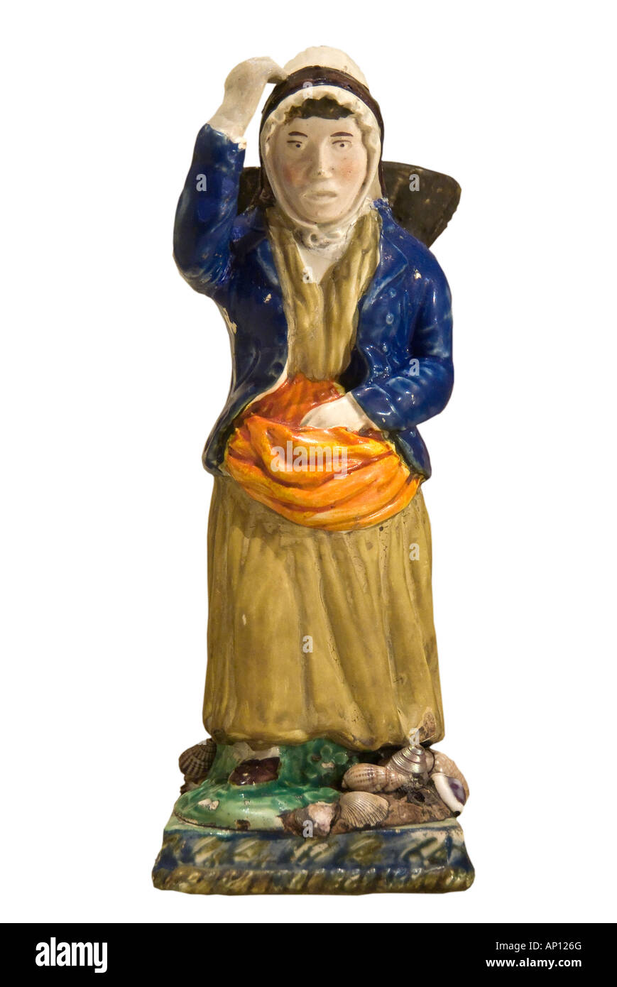 Ceramica scozzese la figura della donna madre moglie di pesce portano portando Cesta in vimini di acconciatura di porter vaso in ceramica smaltata di smalto tradizione Foto Stock