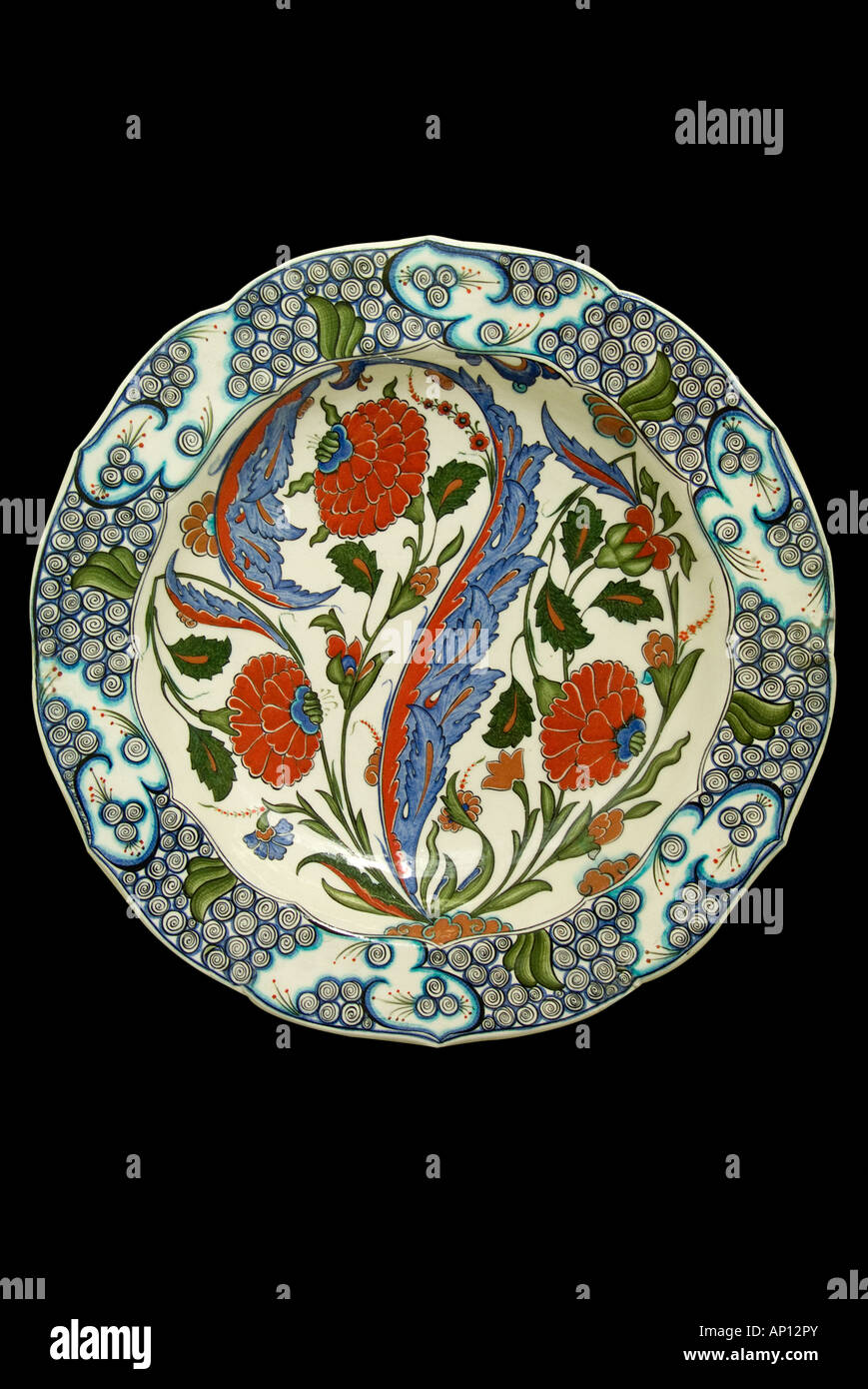 La Turchia polychrome kutahya 1986 piastra di piante e fiori modello organico smalto rosso blu bianco a foglia fine tipici souvenir in ceramica sud Foto Stock