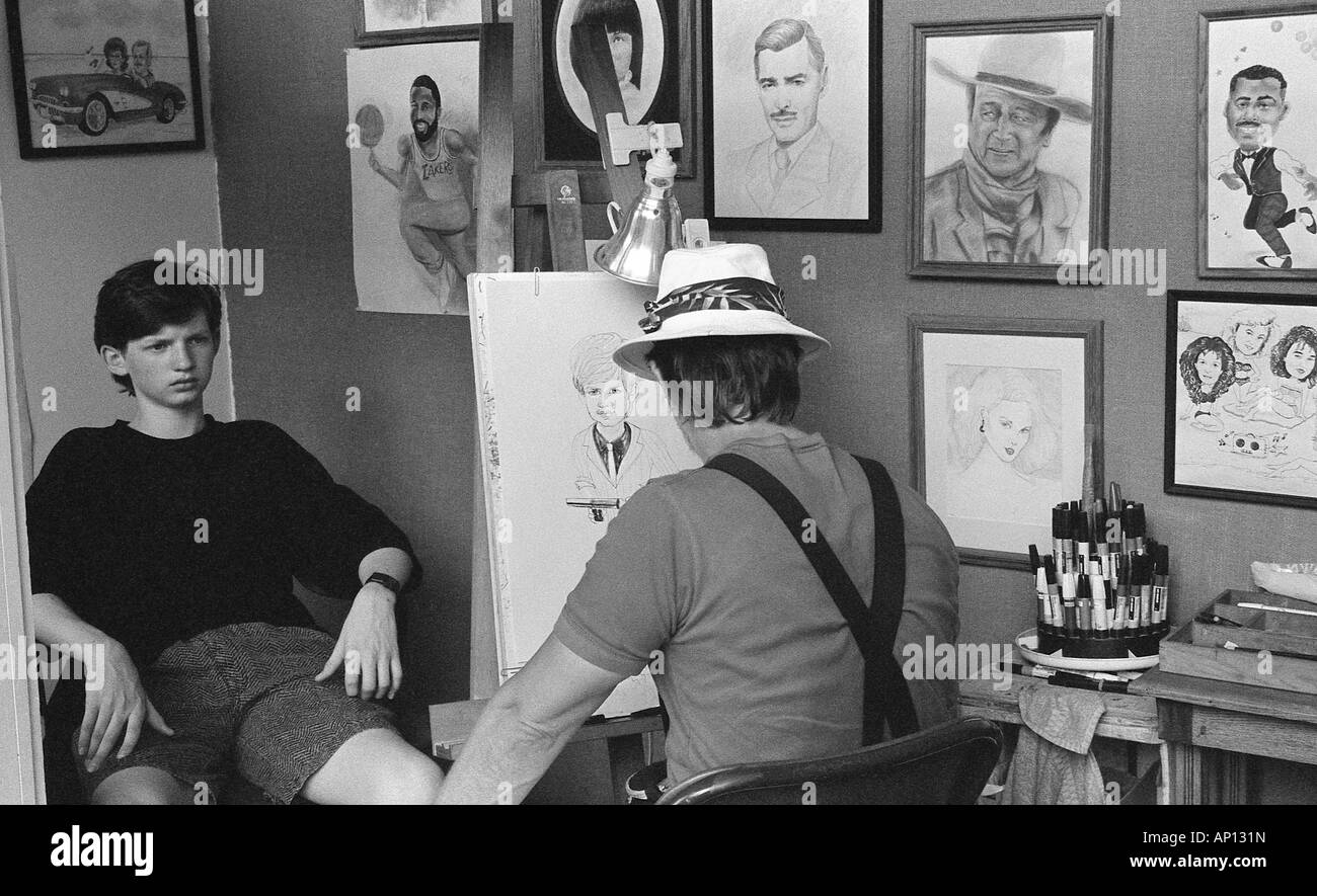 Characture artista con il modello di lavorare per il denaro nel villaggio Disney in Florida. Foto Stock