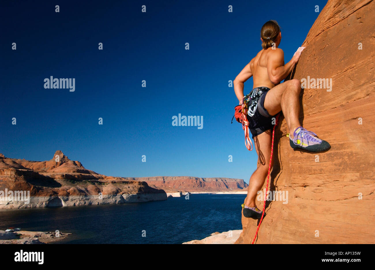 L'uomo arrampicata su roccia, Lake Powell, Arizona, Stati Uniti d'America Foto Stock