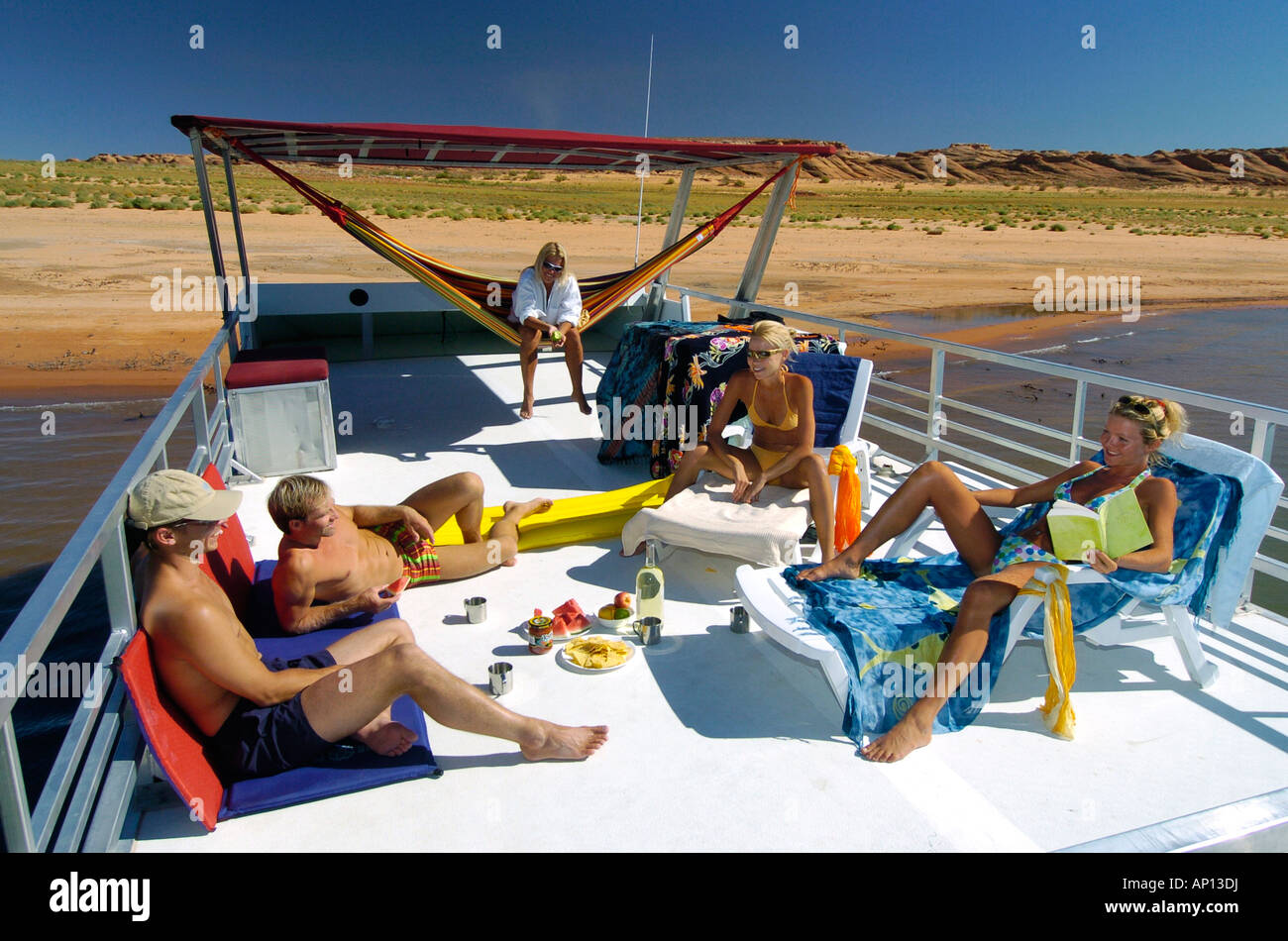 Persone su houseboat, Lake Powell, Arizona-Utah, STATI UNITI D'AMERICA Foto Stock