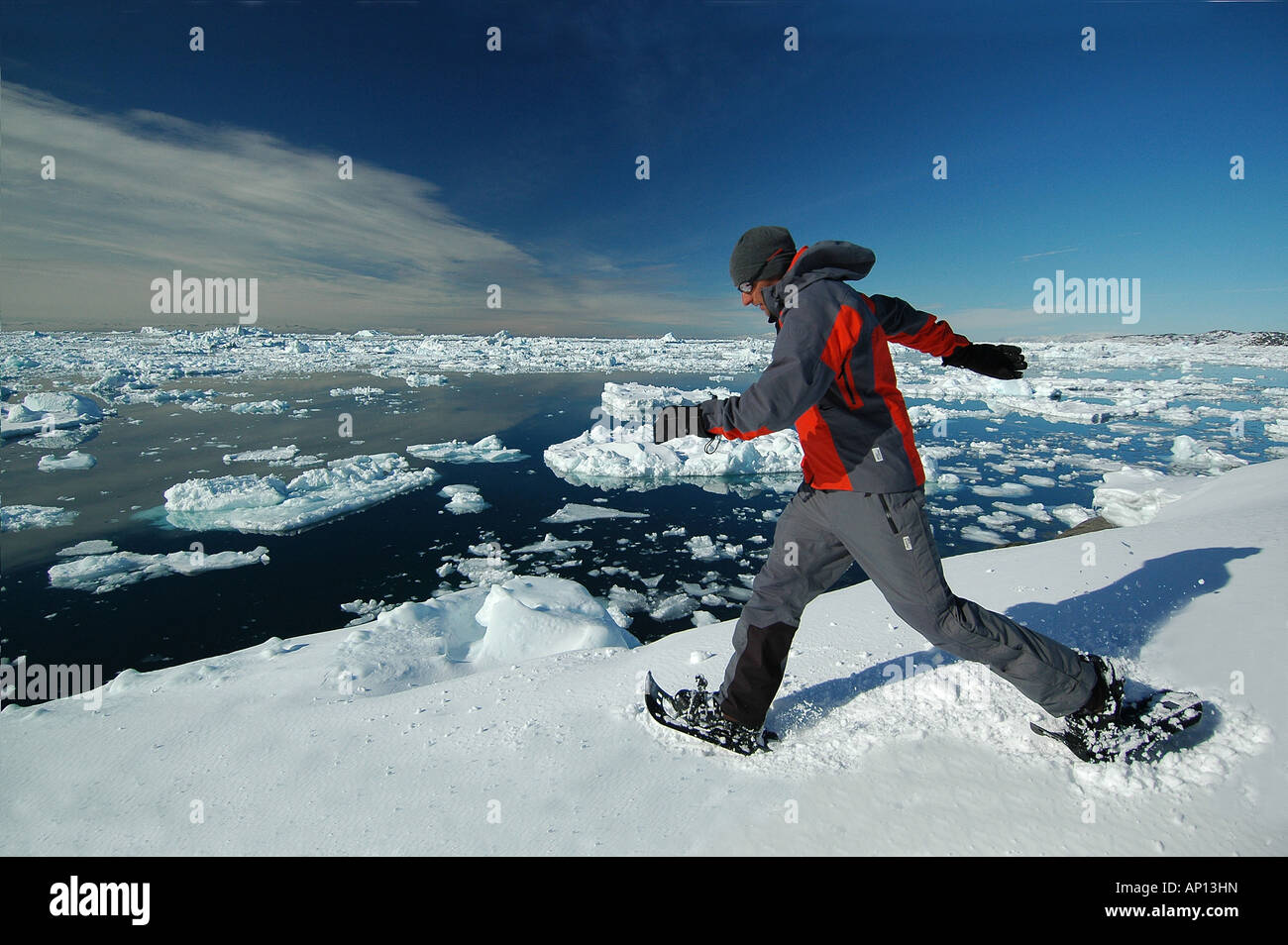 Uomo di fare escursioni con le racchette da neve, Ilulissat Foto Stock