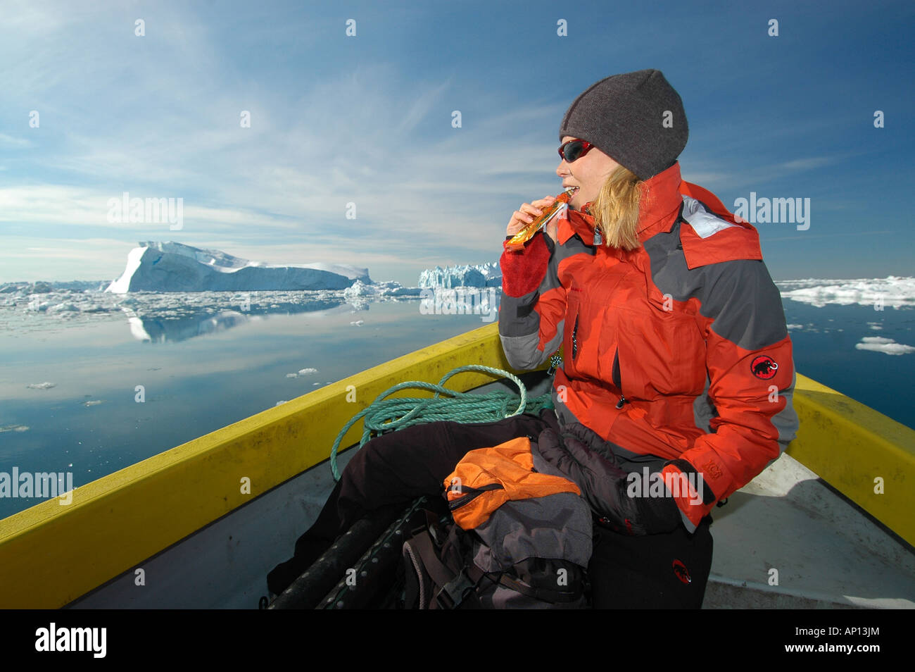 Giovane donna in una barca da pesca, Ilulissat Foto Stock