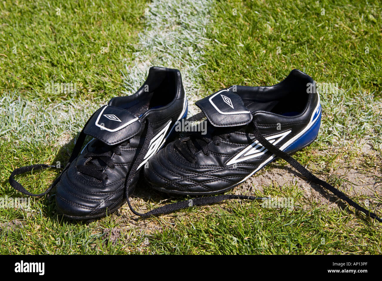 Scarpe da calcio sul campo di calcio ripresa dall'alto Foto stock - Alamy