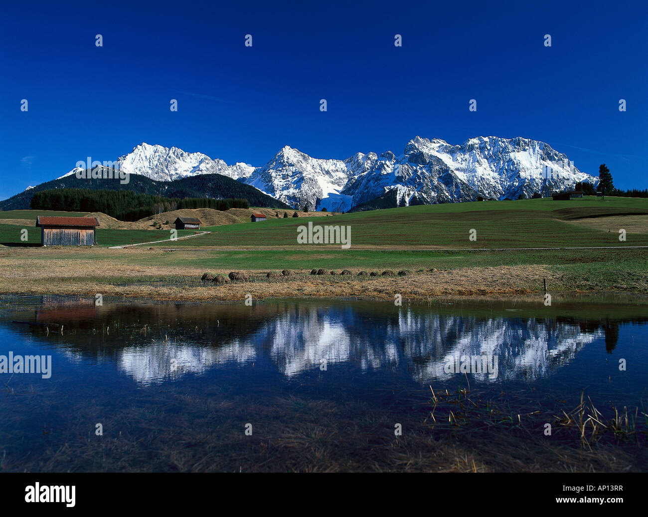 Werdenfelser Land con Mts Karwendel. La Baviera, Alpi tedesche, Germania Foto Stock
