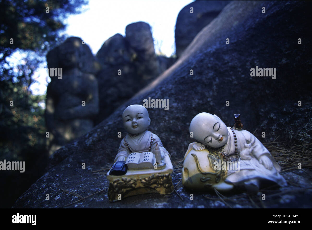 Baby statue di Monaco sul Monte Namsan, Geongju, Corea del Sud, Asia Foto Stock
