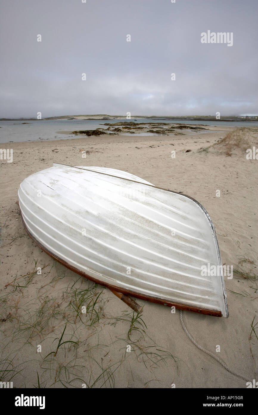 Barca bianca sulla baia di Mannin Connemara Co Galway, Irlanda Foto Stock