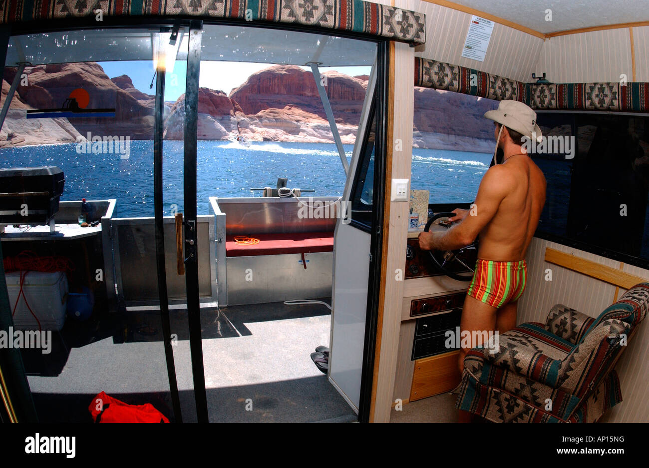 Un uomo alla guida di una barca sul Lago Powell, Arizona, Utah, Stati Uniti d'America Foto Stock