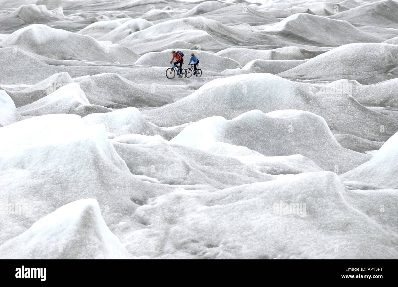 Due persone mountainbike su ghiaccio terrestri, Ilulissat, Inland ice Kangerlussuaq in Groenlandia Foto Stock
