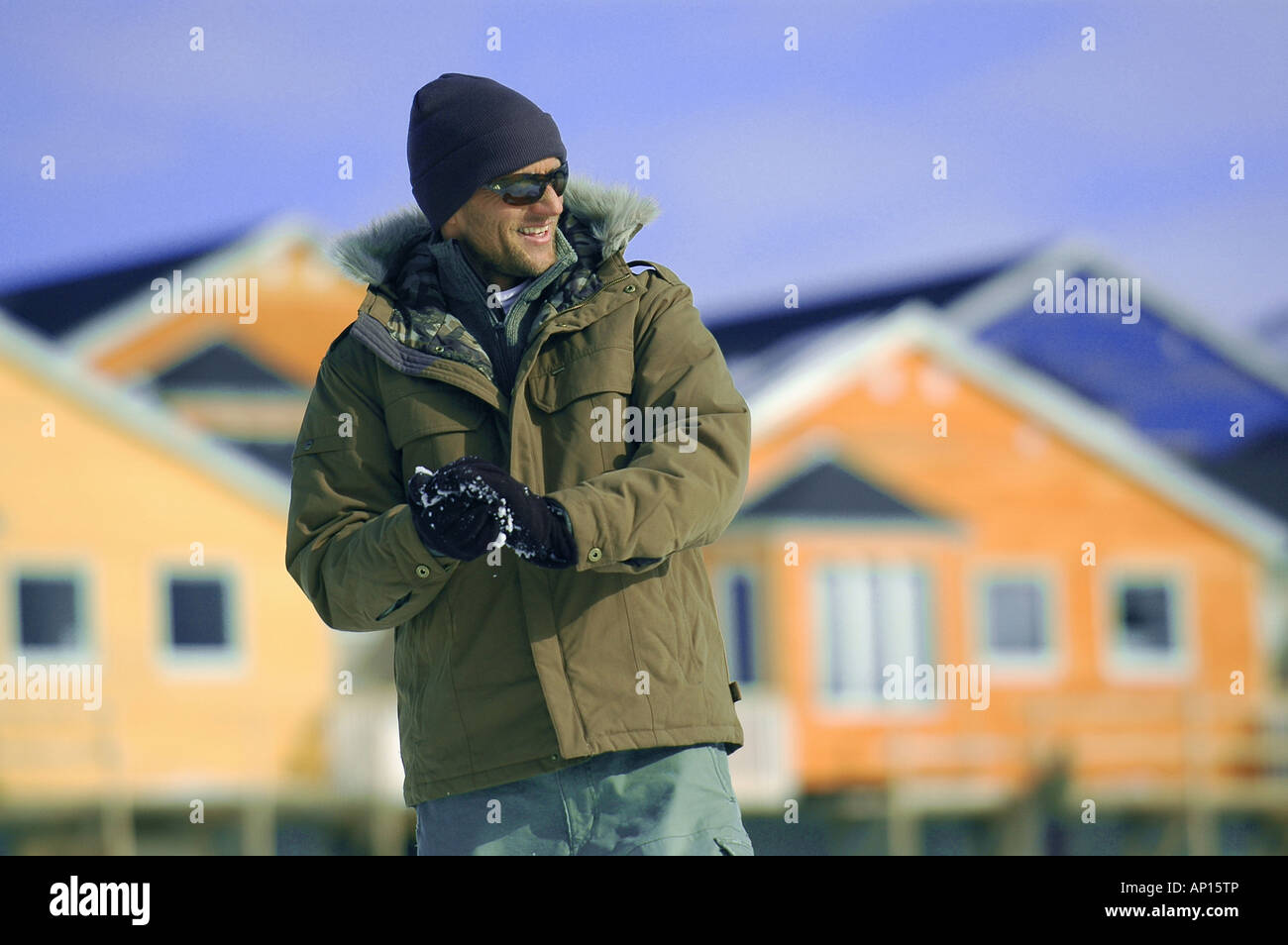 Giovane uomo facendo una palla di neve, Ilulissat, Ilulissat Foto Stock