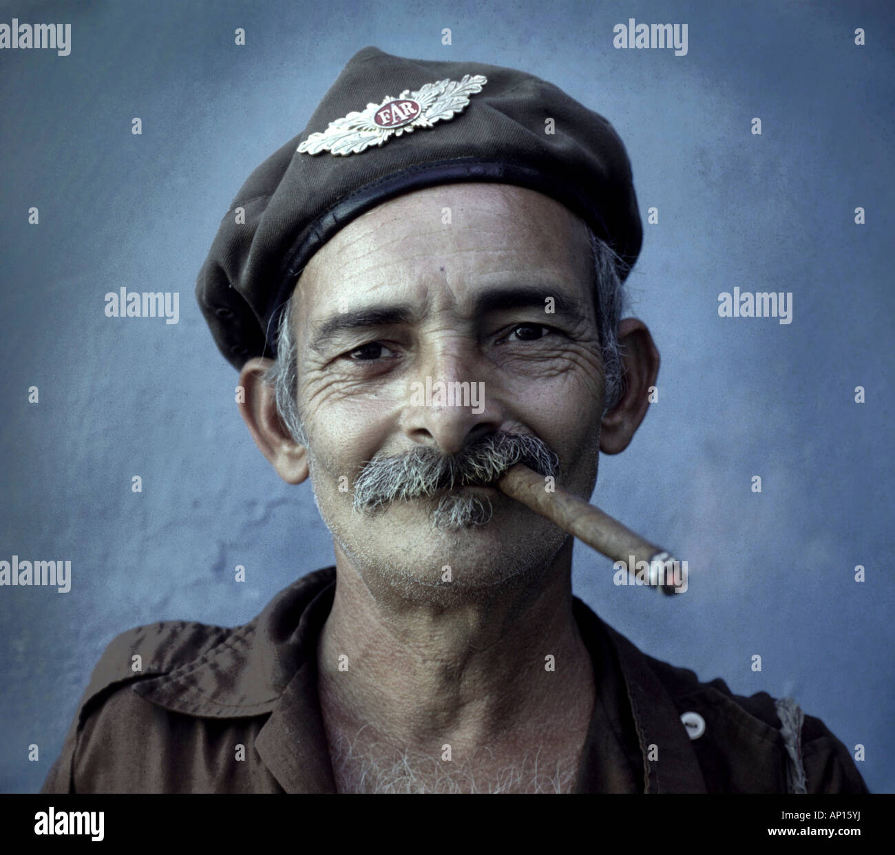 Rivoluzionario di fumare un sigaro, Havana, Cuba Foto Stock