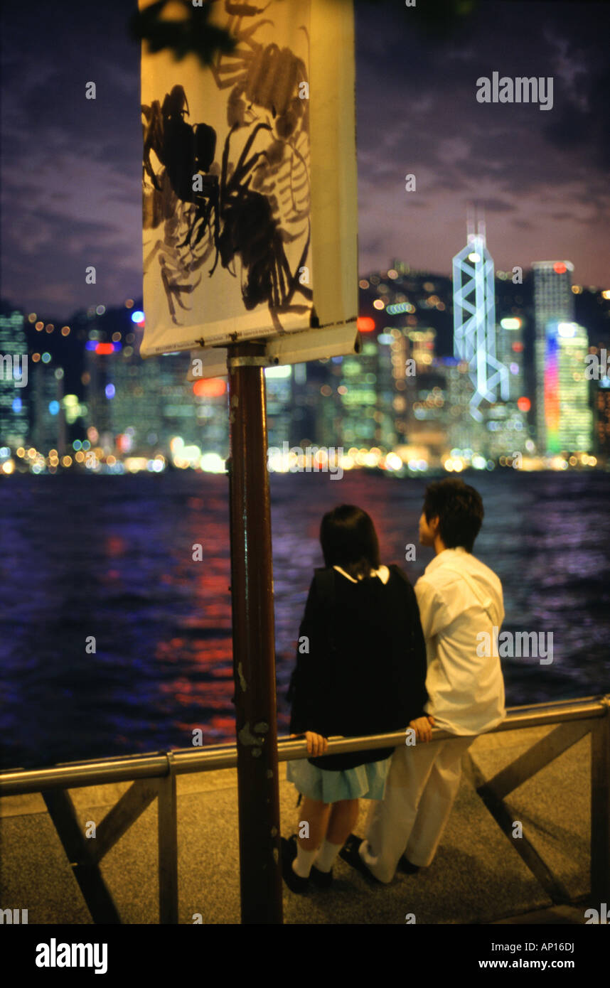 Una data con una vista sullo skyline di Hong Kong di notte, Hong Kong, Cina Foto Stock