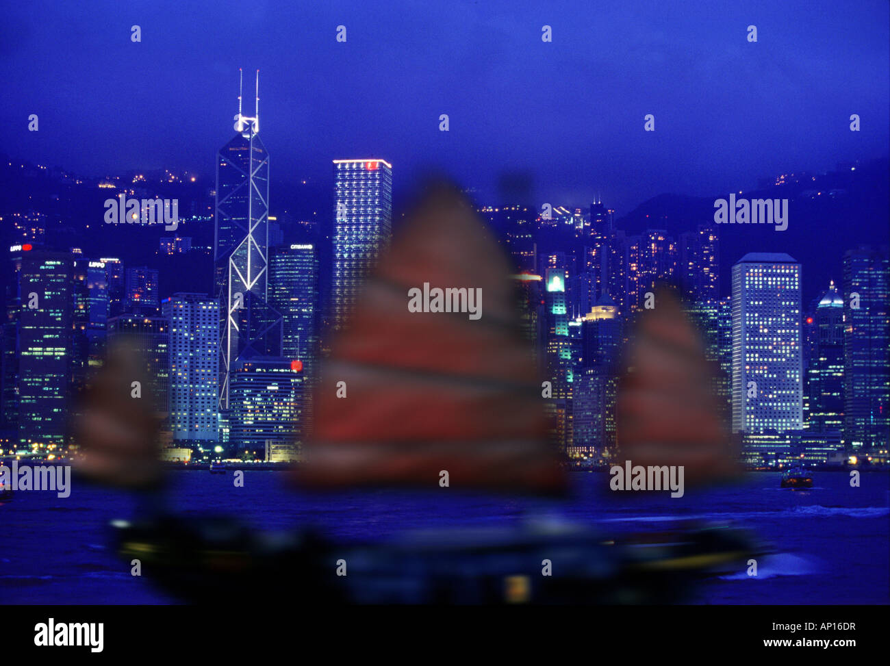 Junk nave, lo skyline di Hong Kong di notte, Hong Kong, Cina Foto Stock