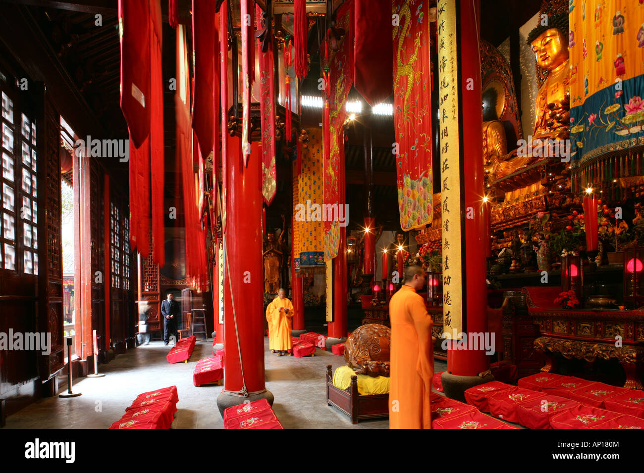 Il Tempio del Buddha di Giada, Andacht in der Haupthalle, Tempelanlage aus der Dynastie canzone, Mittelpunkt eine Buddha-Statue aus giada, seve Foto Stock