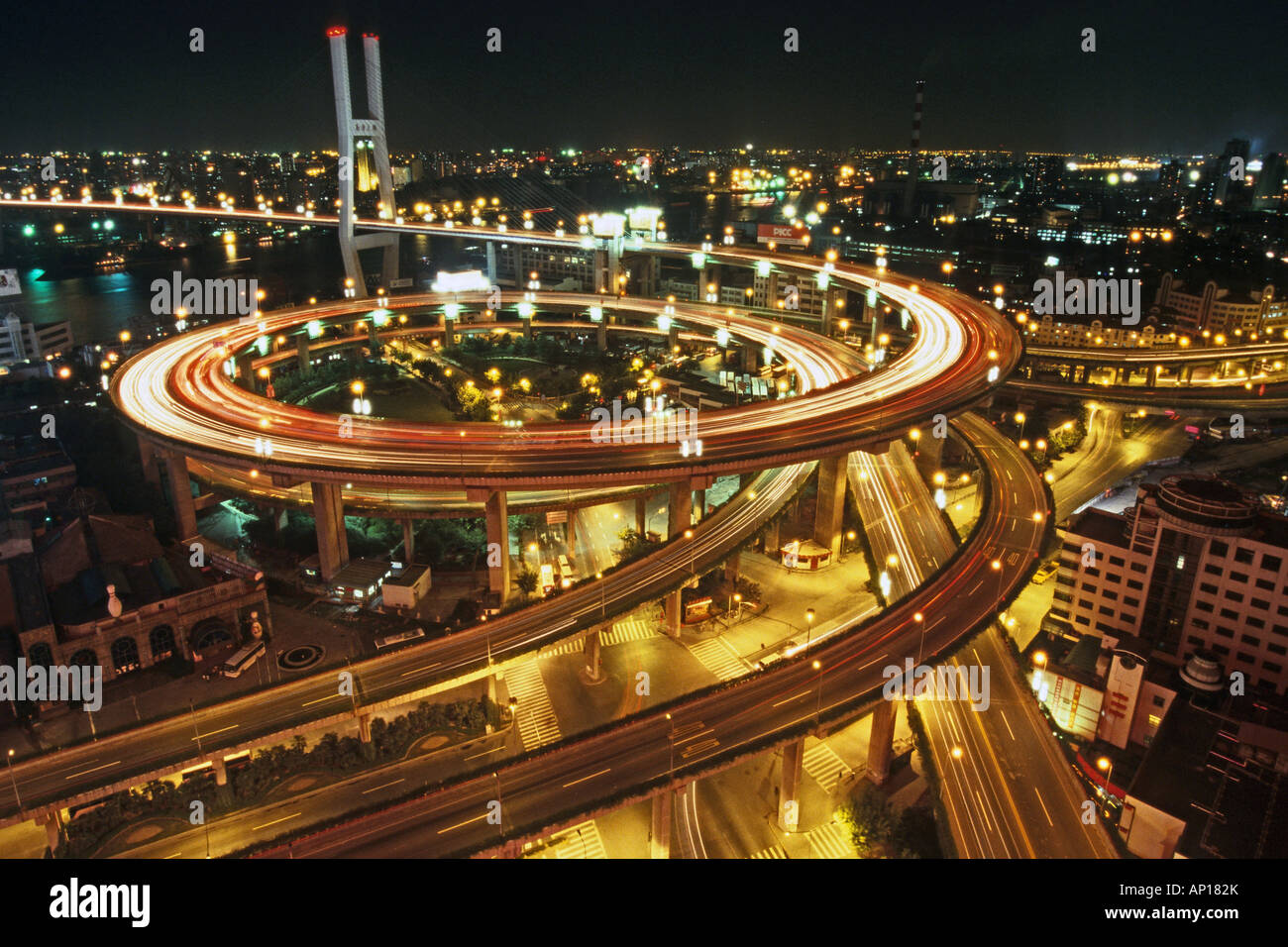 Autostrada sopraelevata sistema, Ponte di Nanpu interscambio, Shanghai Foto Stock