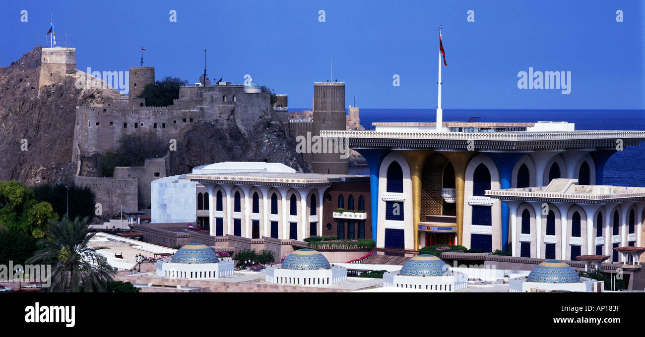 Sultani palace e antica fortezza Portoghese nella città murata di Muscat Foto Stock