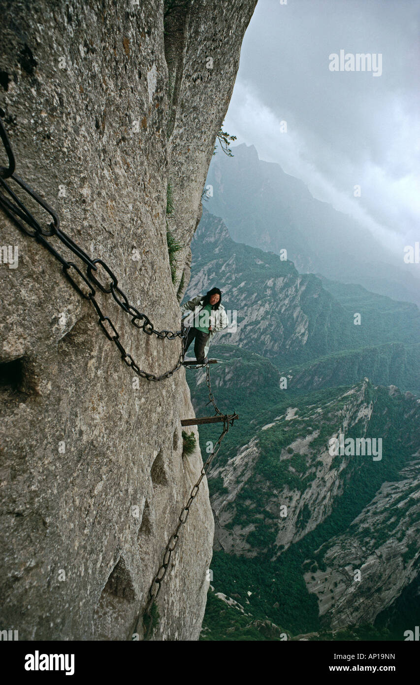 Chaines garantire il percorso del pellegrinaggio a una ripida roccia, Hua Shan, provincia di Shaanxi, Cina e Asia Foto Stock