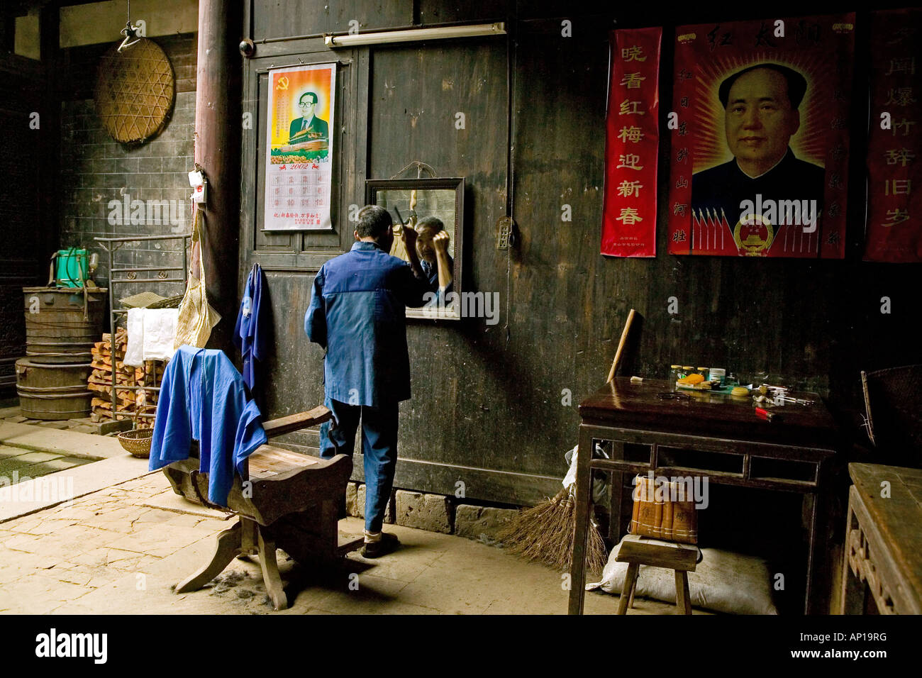 Barbiere di villaggio, ritratto di Mao, il cortile della casa di legno in Chengkan, antico borgo, museo vivente, Chengkan vicino Huangshan, un Foto Stock