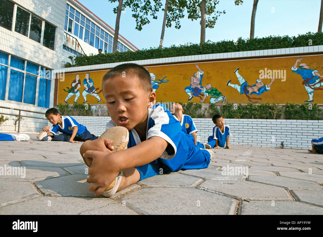 Kung Fu la formazione a scuola materna di età in uno dei tanti nuovi Kung Fu scuole di Dengfeng, Song Shan, nella provincia di Henan, Cina Foto Stock