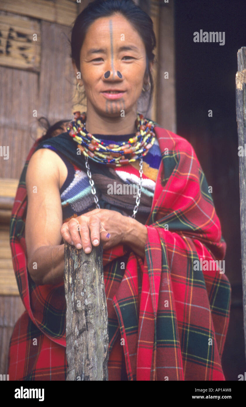 Tradizionalmente tatuato Apitani donna tribale in Arunachal Pradesh ,nord India orientale Foto Stock