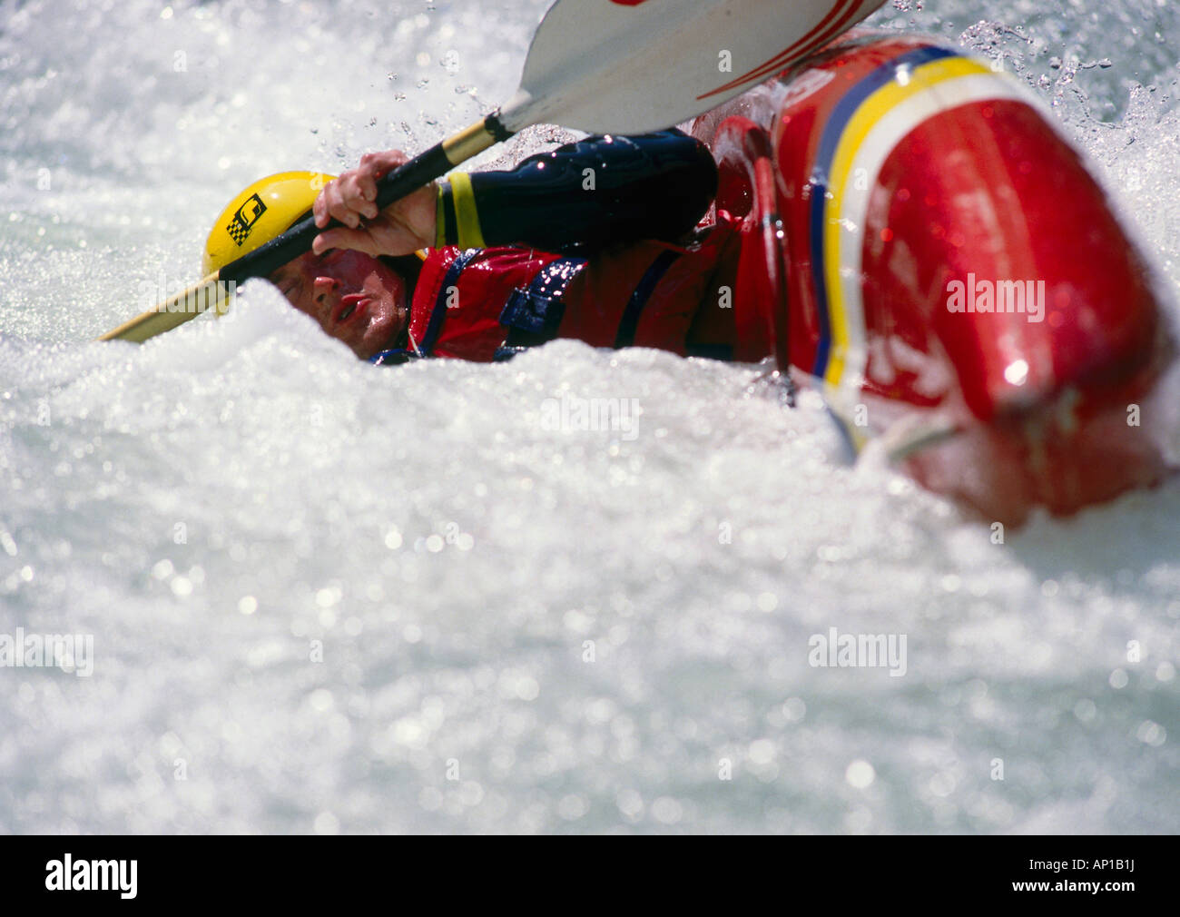 Una persona in un kajak facendo un rotolo, Sport Foto Stock