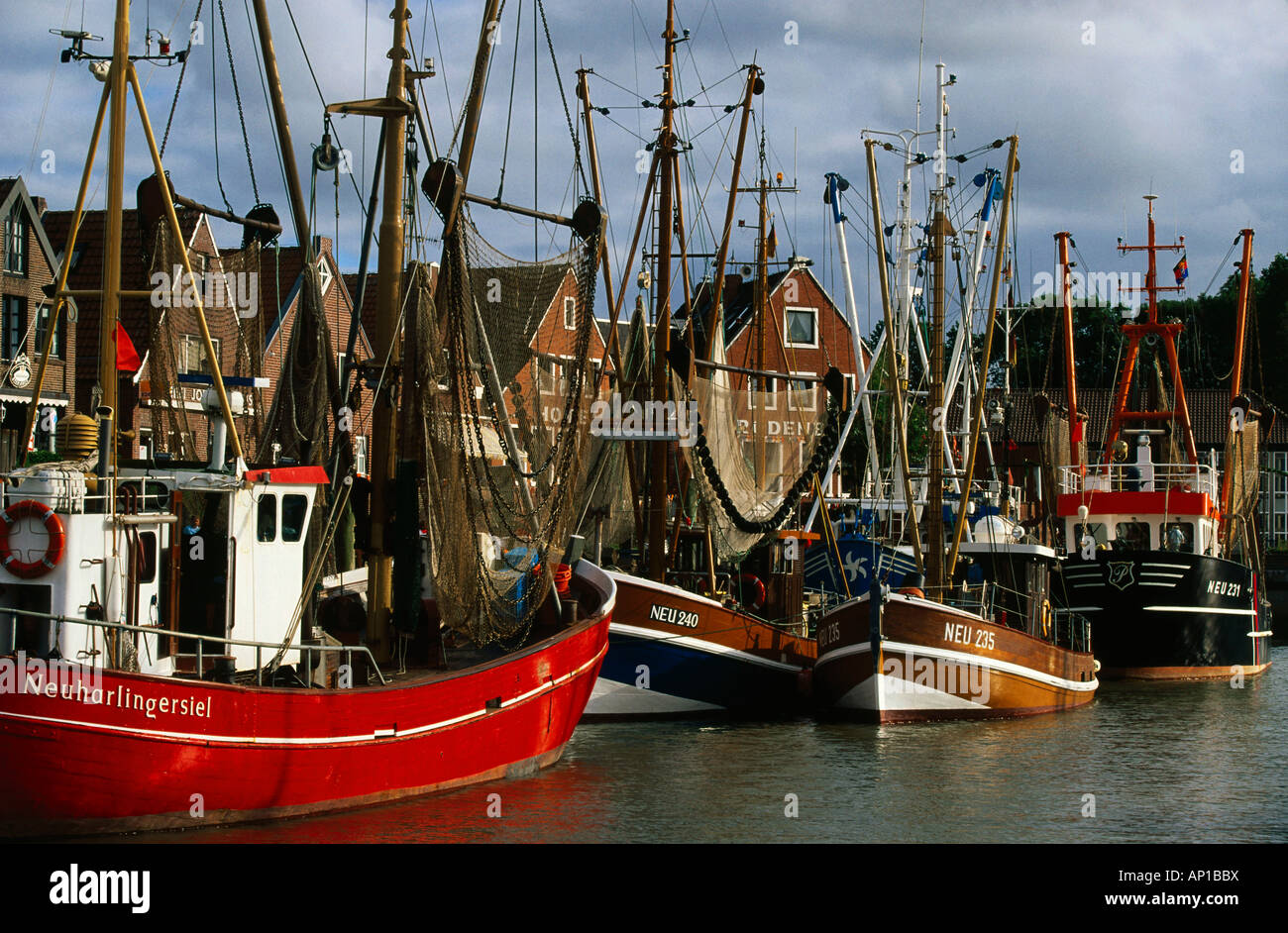 Barche da pesca in porto, Neuharlingersiel, Frisia orientale, Germania Foto Stock