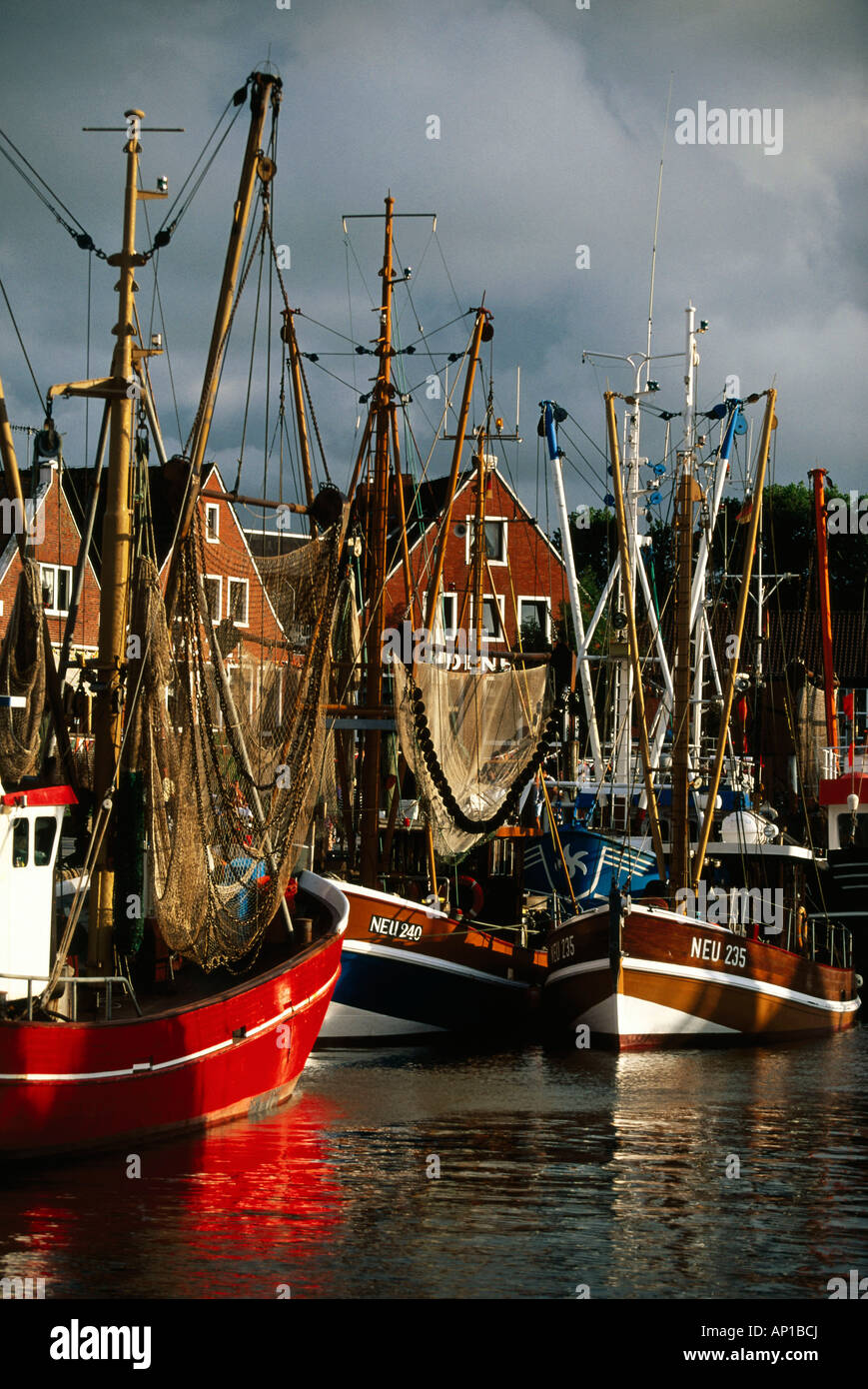 Barche da pesca, Porto, Nauharlingersiel, Frisia orientale, Germania Foto Stock