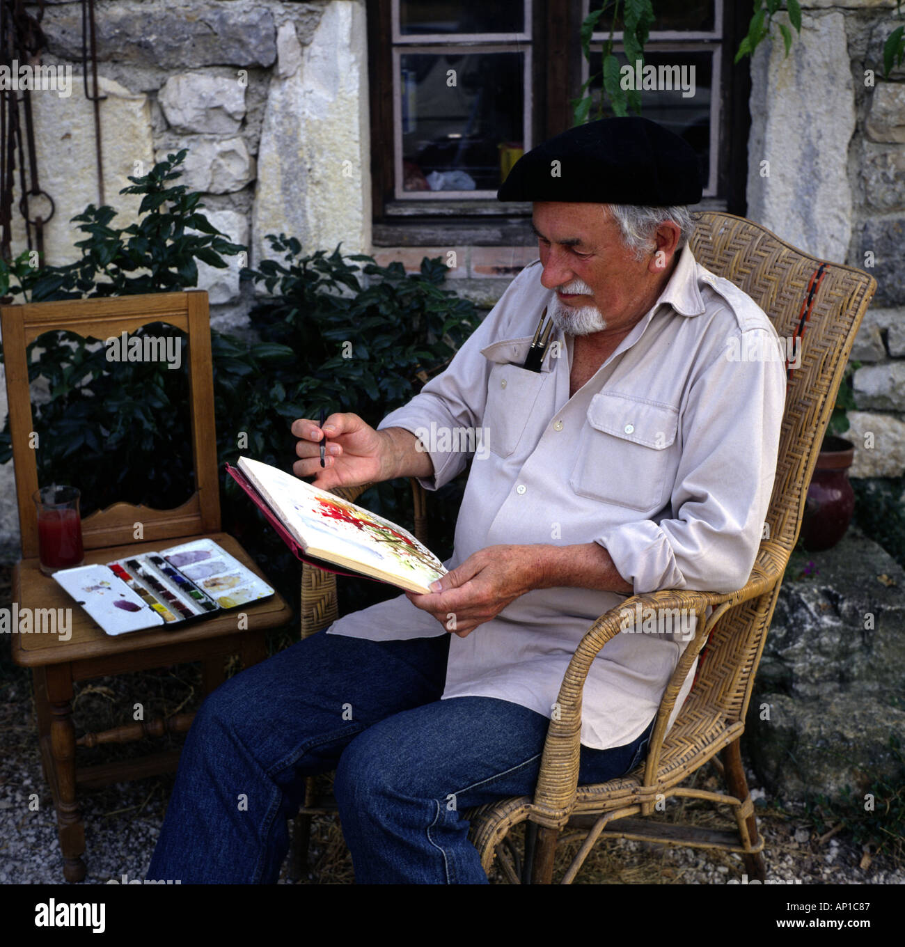 Il sambuco uomo seduto in poltrona indossando un cappello basco rendendo la  pittura ad acquerello Foto stock - Alamy