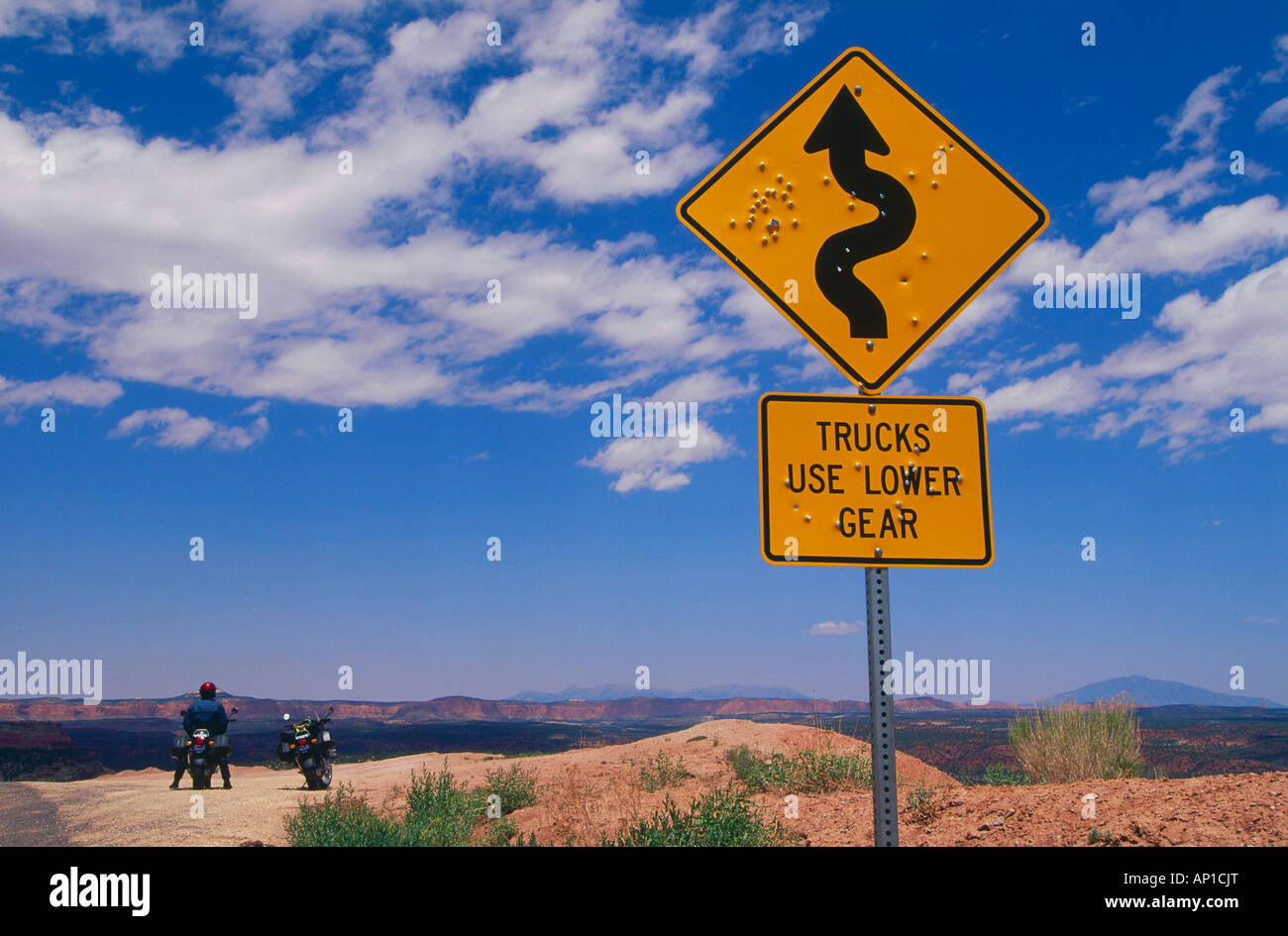Martoriata strada segno alla fine del canyon lungo, Burr Trail, Utah, Stati Uniti d'America Foto Stock