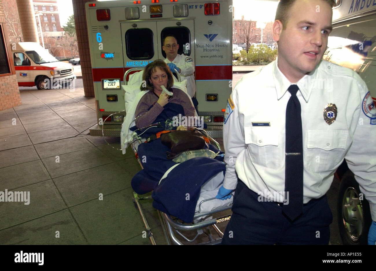 I medici hanno il trasporto di una donna in ospedale su una chiamata di emergenza Foto Stock