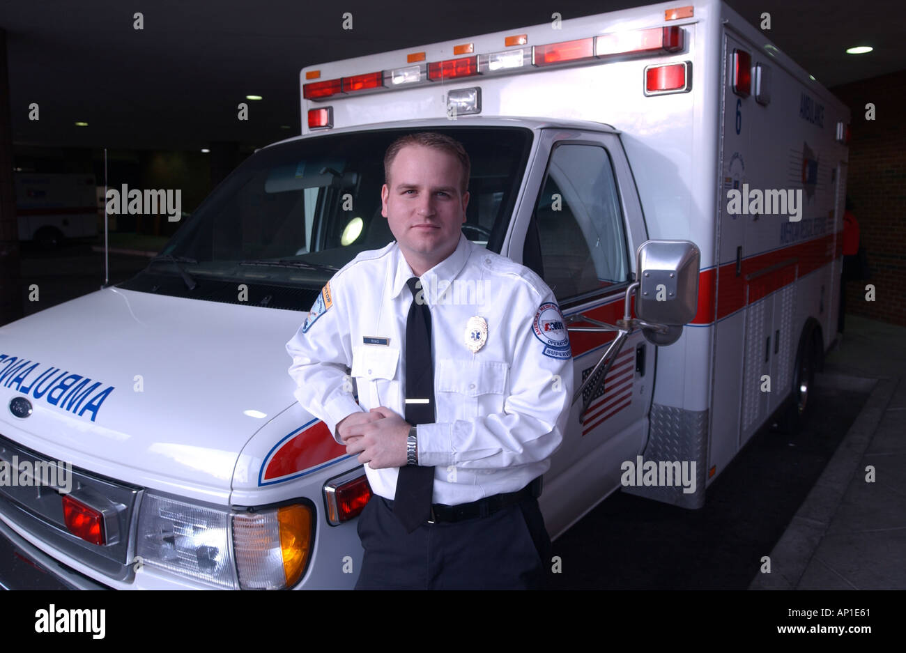 Paramedic EMS ambulanza lavoratore con unità di emergenza Foto Stock