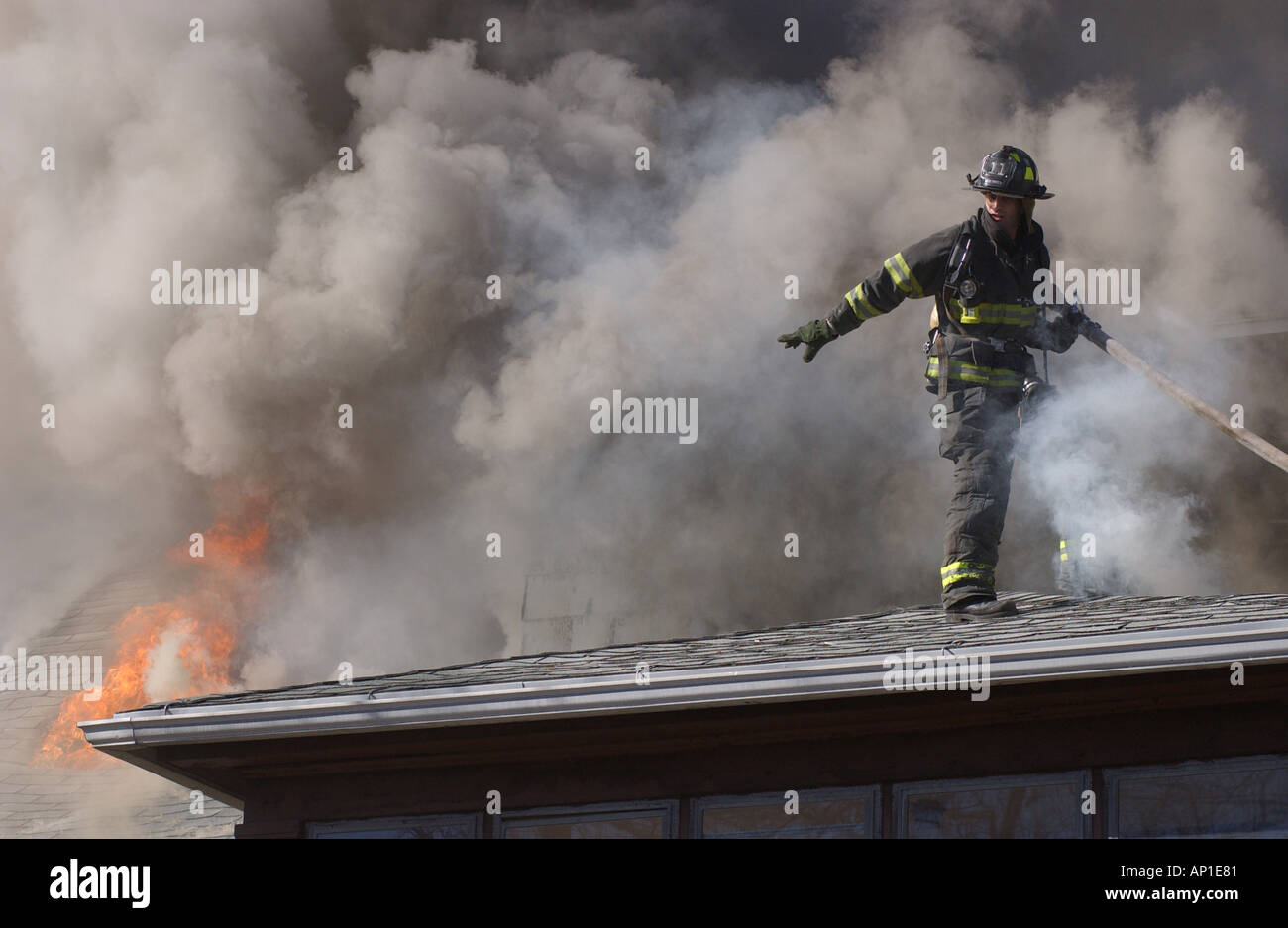 I vigili del fuoco nella lotta contro un incendio casa di fuoco in New Haven CT STATI UNITI D'AMERICA Foto Stock