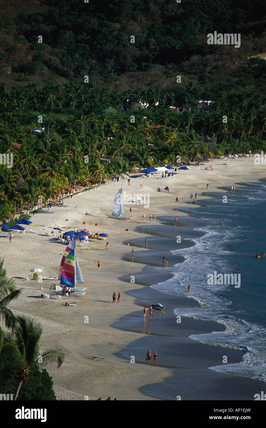 Spiaggia di sabbia con palme, Playa la Ropa, Zihuatanejo, Guerrero, Messico, America Foto Stock