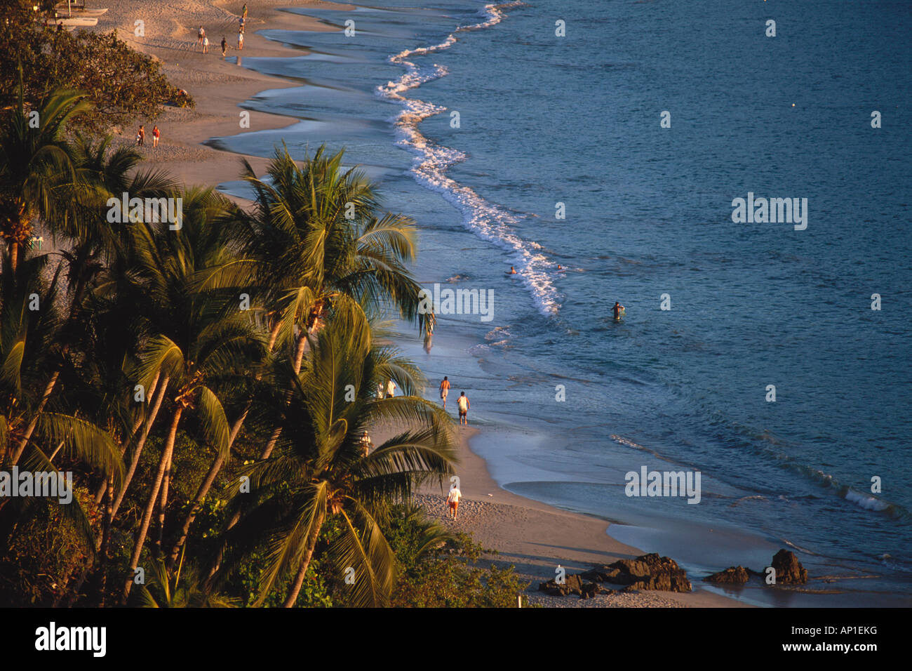 Spiaggia di sabbia con palme, Playa la Ropa, Zihuatanejo, Guerrero, Messico, America Foto Stock
