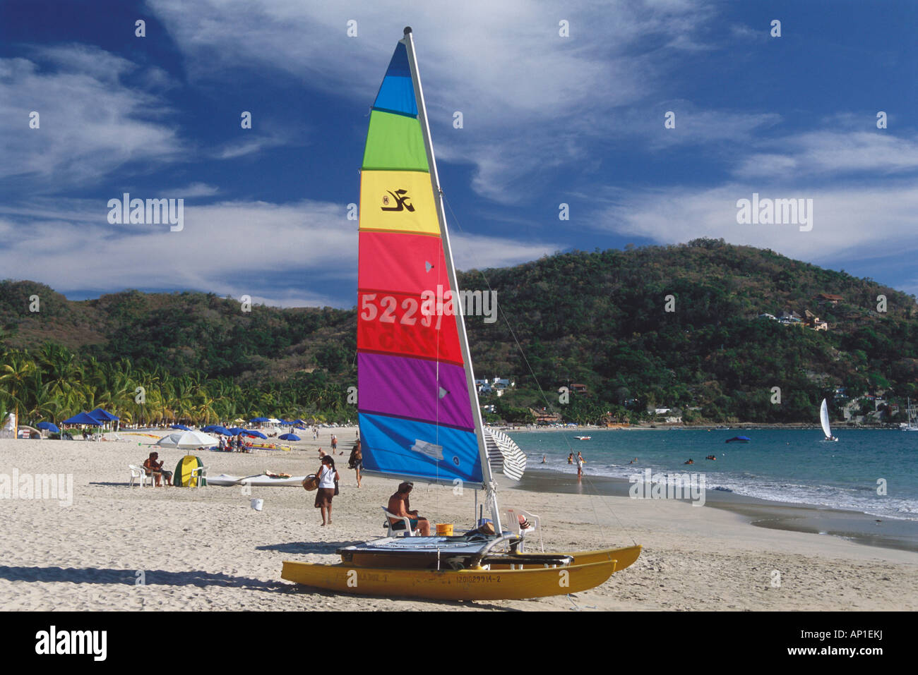 Una barca, catamarano, sulla spiaggia di Playa la Ropa, Zihuatanejo, Guerrero, Messico, America Foto Stock