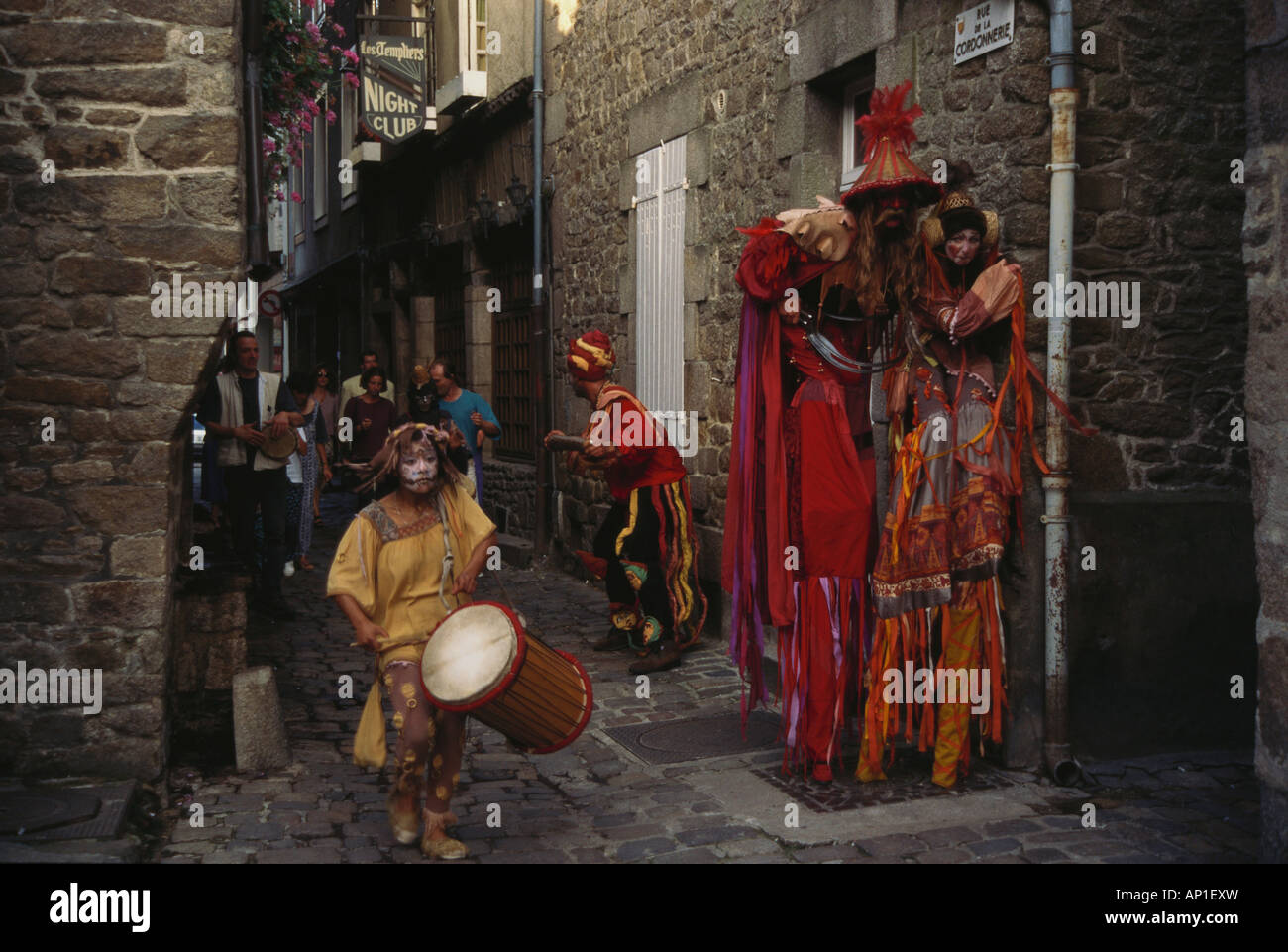 Le persone al arts festival di Dinan, Bretagna Francia Foto Stock