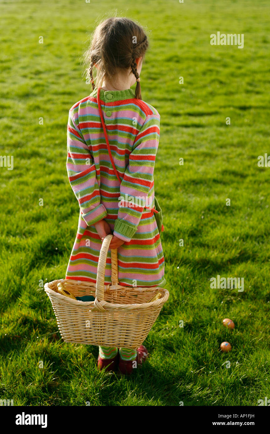Bambino in possesso di un cesto di Pasqua Foto Stock