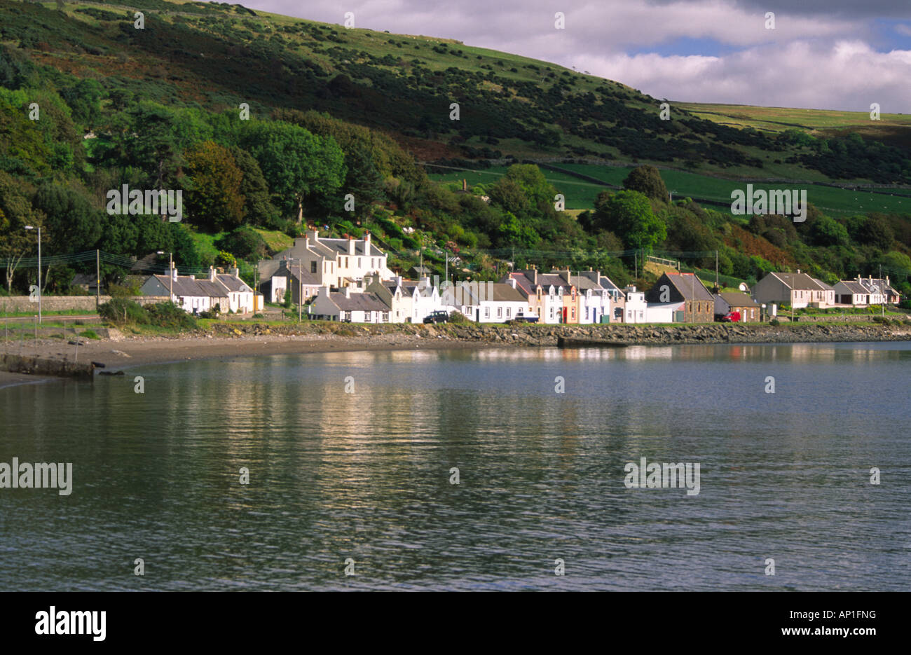 Il piccolo villaggio di Cairnryan riflessa in Loch Ryan vicino a Stranraer Galloway Scotland Regno Unito Foto Stock