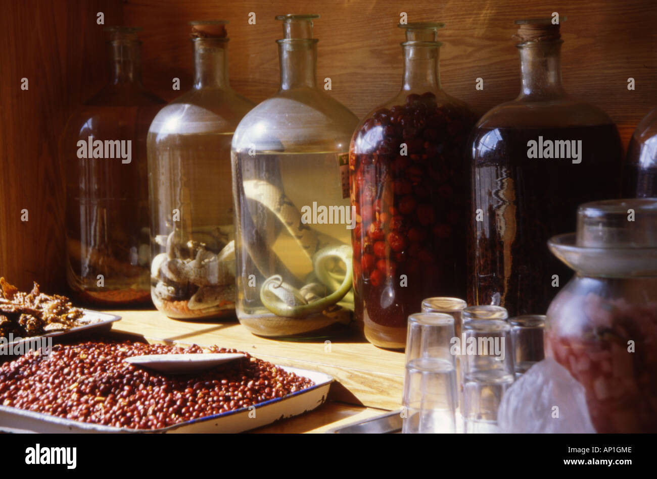 Vasi di frutta e serpenti esposti per la vendita nel ristorante kunming nella provincia dello Yunnan in Cina. Foto Stock